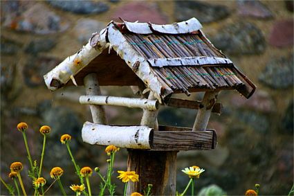 Ein Vogelhaus aus Birke und Stroh im Innenhof des Fort la Latte